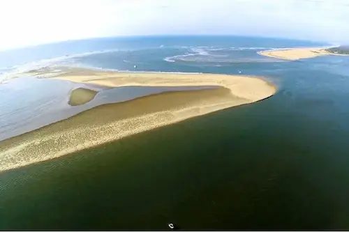 Vista aérea de la zona de navegación en la playa de El Portil para cursos de kitesurf