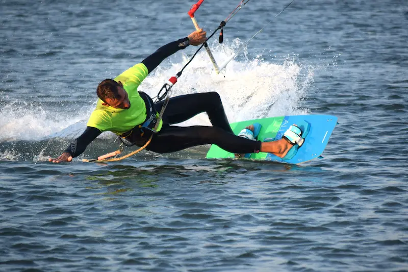 Detalle de instructor de kitesurf volando con vientos constantes en la costa de Huelva